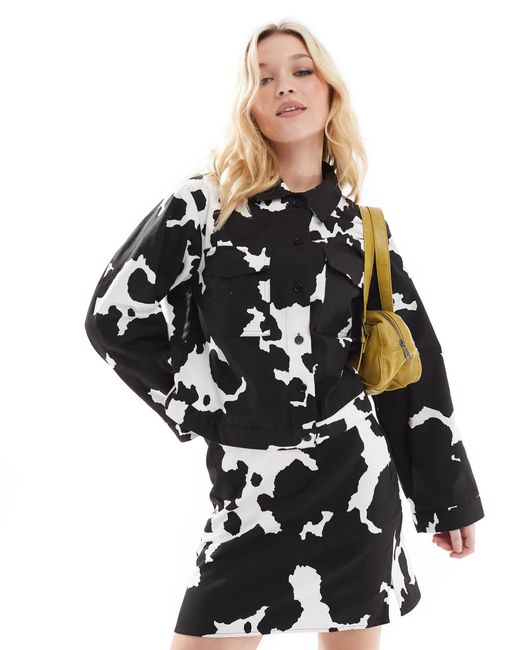 Object Black – oversize-jeansjacke mit kuh-print