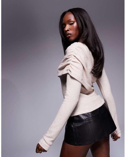 Top Morbidissimo Drappeggiato A Maniche Lunghe Color Avena Con Scollo A Barchetta di ASOS in Gray