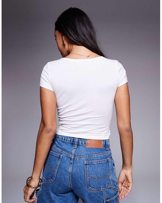 Camiseta Blanca Con Diseño Encogido Y Estampado Gráfico De Pez Raya De Princess Polly de color White