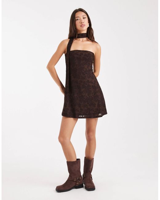 Robe courte en dentelle avec foulard - chocolat Miss Selfridge en coloris Red