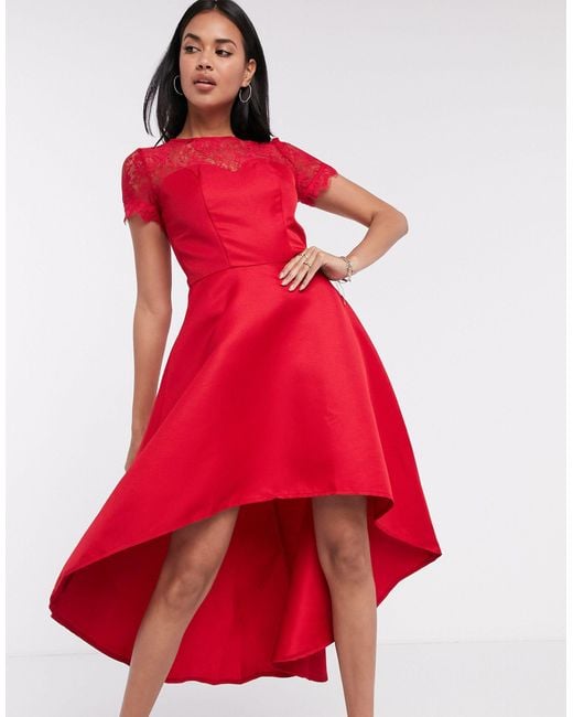 Robe avec détail en dentelle et jupe asymétrique Chi Chi London en coloris Red