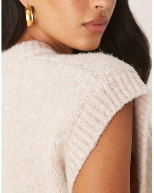Chaleco De Corte Cuadrado Con Cuello De Pico De Punto Mullido De -Neutro ASOS de color Natural