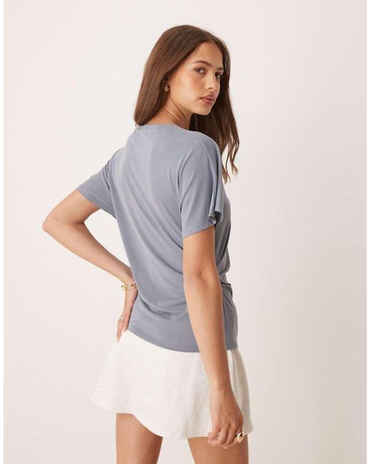 Camiseta Color Pizarra De Manga Corta Con Detalle Ceñido Lateral De Cupro De ASOS de color Gray