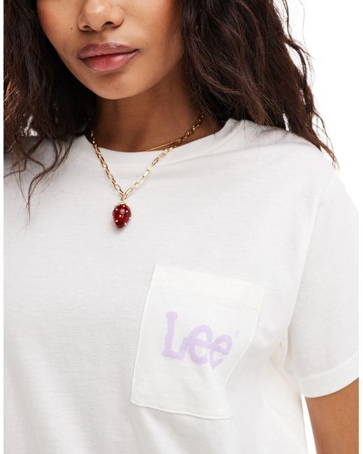 T-shirt écru con logo sulla tasca di Lee Jeans in White