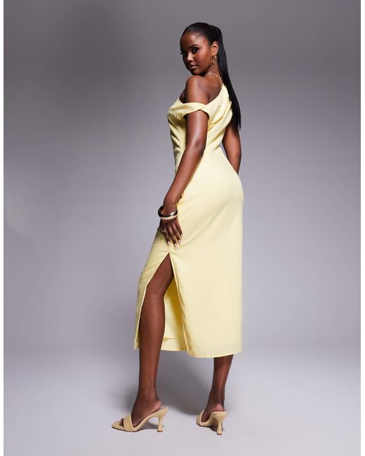 Robe mi-longue aspect lin à épaules dénudées avec détail torsadé Kaiia en coloris White