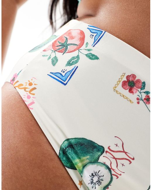 Asos design curve - slip bikini sgambati a vita alta con stampa stile cartolina di ASOS in White
