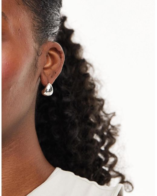 & Other Stories Black – kleine, tropfenförmige ohrstecker