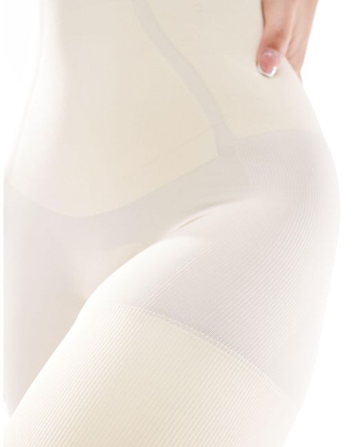 Esclusiva - absolute sculpt - body senza imbottitura con pantaloncini beige senza cuciture super contenitivo di DORINA in White