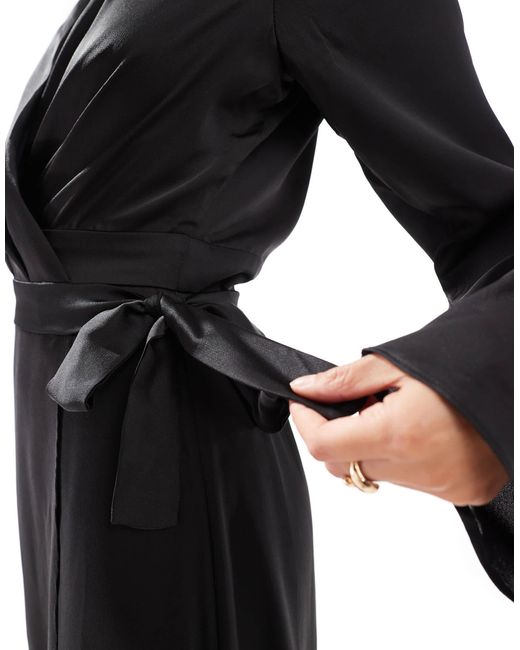 TFNC London Black – langärmliges, gewickeltes satin-maxikleid