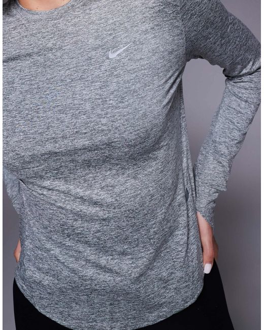 Swift - top en tissu dri-fit à manches longues Nike en coloris Gray