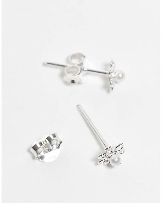 Pendientes De Botón De Plata De Ley En Forma De Flor Con Detalle De Perla De -Plateado Kingsley Ryan de color Multicolor