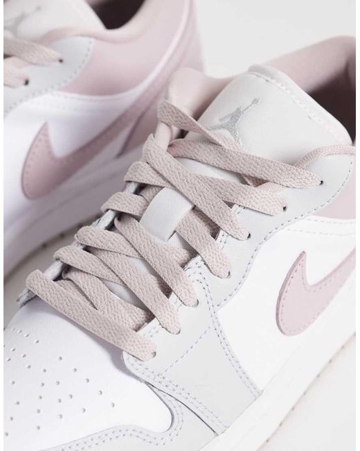 Nike di Nike in White