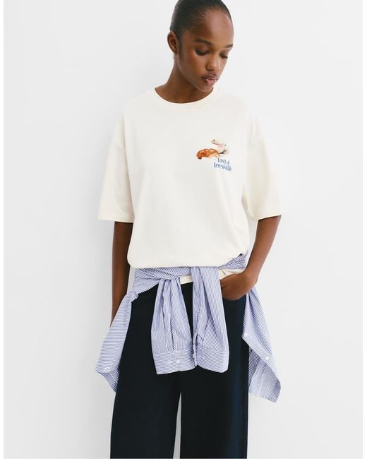 T-Shirt Con Stampa Di Croissant E Caffè di Pull&Bear in White