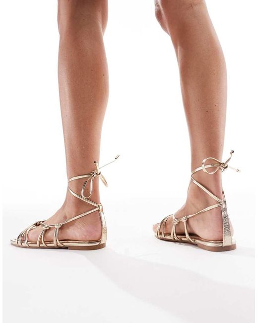 Sandali Bassi Con Fascette Sottili Annodate di Stradivarius in White