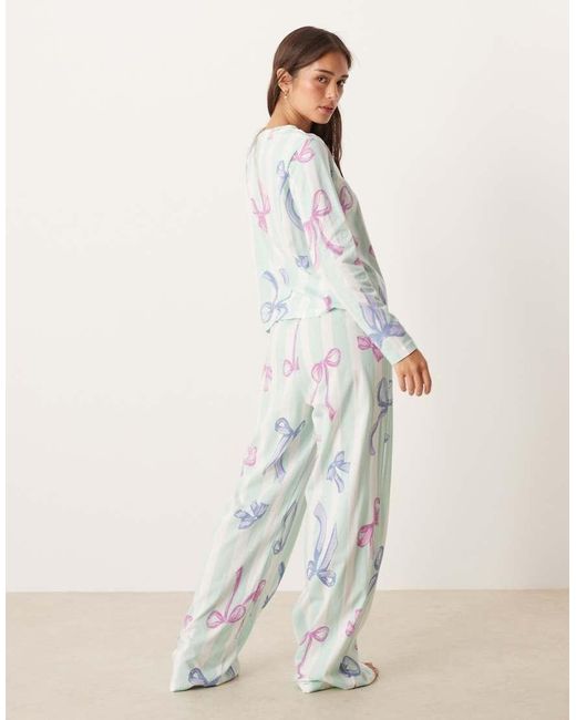 ASOS Pyjamaset Van Gestreepte Top Met Lange Mouwen En Broek Met Strikkenprint in het White