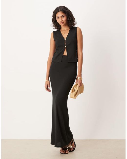 Top Senza Maniche Con Scollo A V E Bottoni di ASOS in Black