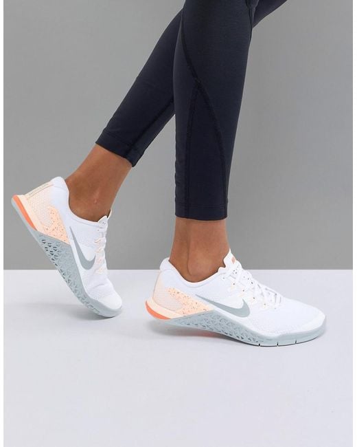 Nike Metcon Trainers In White And Peach