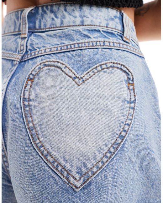 Pantaloncini di jeans lavaggio chiaro con tasche a forma di cuore di Miss Selfridge in Blue