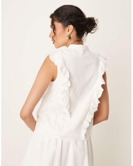 Top Blanco Con Diseño Bordado, Lazada Al Cuello Y Detalle De Volante De (Parte De Un Conjunto) Y.A.S de color White
