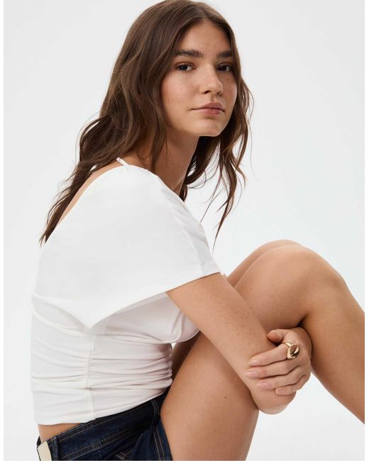 Top froncé à encolure en v - écru Stradivarius en coloris Blue