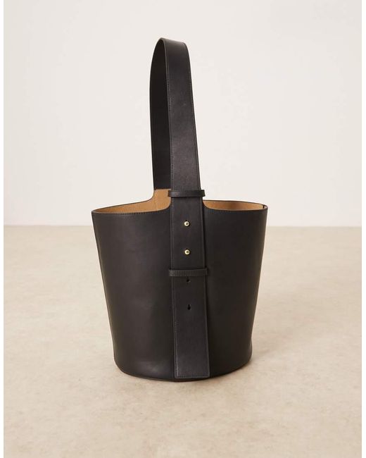 Borsa Da Spalla A Secchiello Nera di Mango in Black