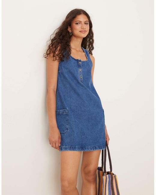 ASOS Blue – etui-minikleid aus mittelem denim mit taschen und u-ausschnitt