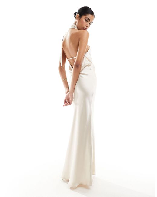 Hen - robe longue dos nu satinée avec foulard - ivoire Pretty Lavish en coloris White