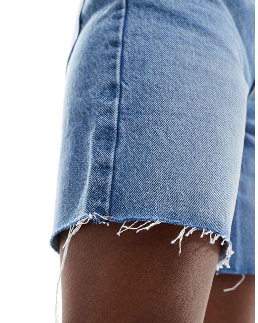 Pantaloncini di jeans taglio lungo a vita alta medio con fondo grezzo di Bershka in Blue
