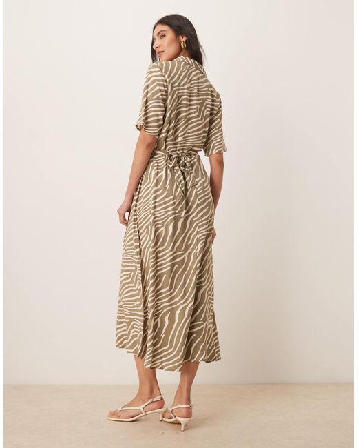 Robe chemise mi-longue à zébrures avec taille nouée Jdy en coloris Natural