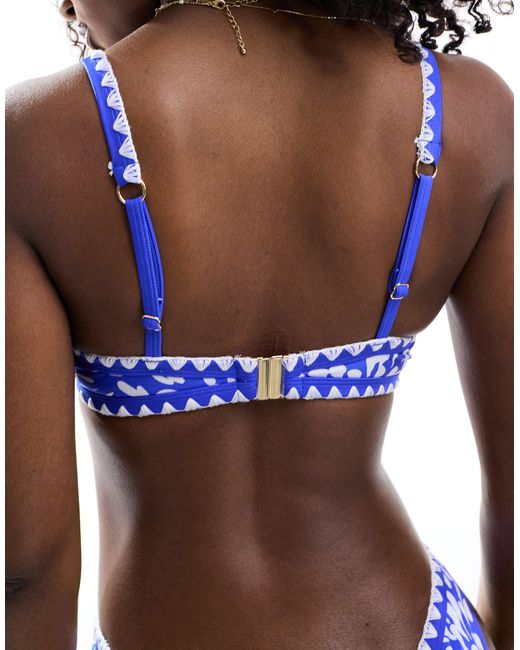 Top bikini acceso con stampa di New Look in Blue