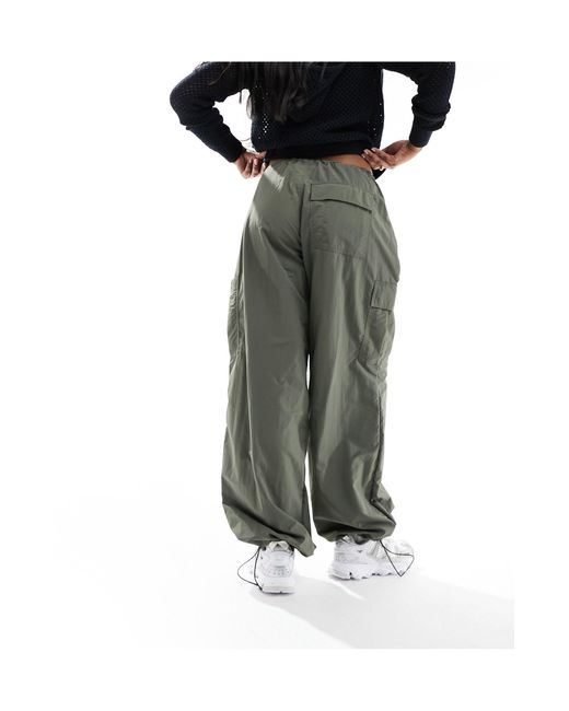 Hale - pantaloni ampi a vita bassa con gambe oversize color kaki timo di Dr. Denim in Green