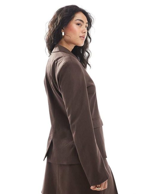 Pieces Elegante Asymmetrische Blazer Met Gehamerde Knoop in het Brown