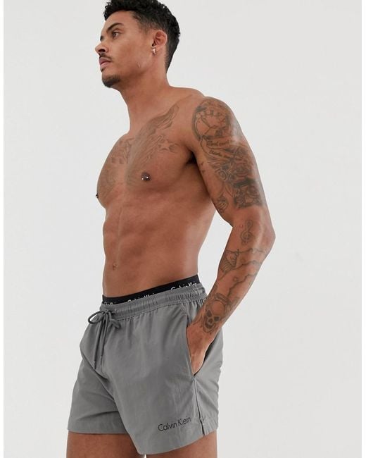 Calvin Klein Kurze Badeshorts mit doppeltem Bund in Gray für Herren
