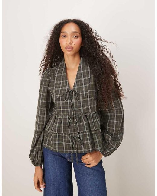 Blusa Allacciata Sul Davanti A Quadri Con Colletto di Y.A.S in Multicolor