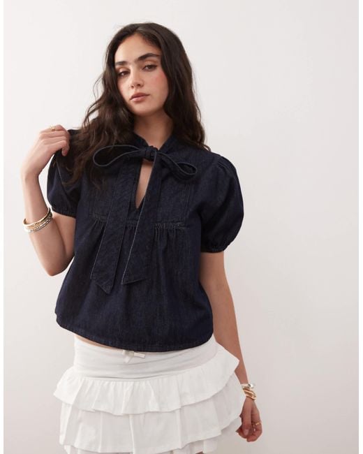 Reclaimed (vintage) Blue – jeansoberteil mit puffärmeln, bindebändern am ausschnitt und heller indigo-waschung