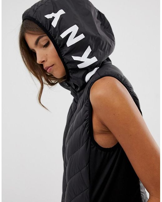 Doudoune sans manches avec capuche à logo DKNY en coloris Black