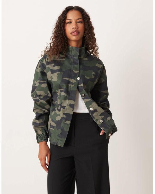 ASOS Green – jeansjacke mit stehkragen und military-muster