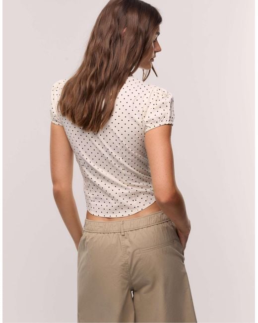 Stradivarius Natural – figurbetonte, kurzärmlige bluse
