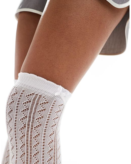 Chaussettes hauteur genou en maille pointelle avec nœud Collusion en coloris White