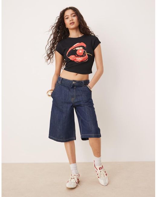 Camiseta Negra Con Diseño Encogido Y Estampado De Cerezas De ASOS de color Blue
