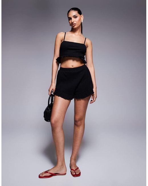 Crop top d'ensemble effet froissé à ourlet volanté et fines bretelles ASOS en coloris Black