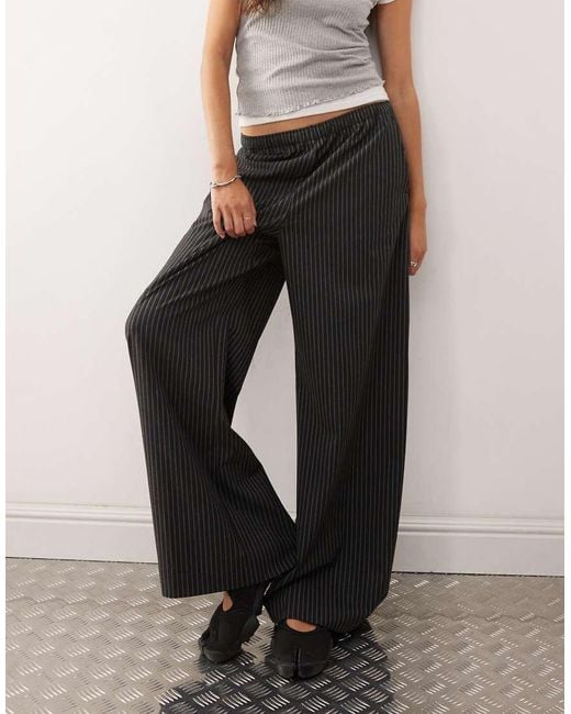 Pantalones Gris Oscuro De Pernera Ancha Con Raya Diplomática Y Cintura Elástica De Weekday de color White