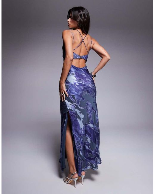 Vestido Largo De Tirantes Con Bajo Asimétrico Y Devoré De ASOS de color Blue