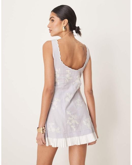 ASOS Geschulpte Mini Jurk Met Knoopsluiting, Geplooide Zoom En Bloemenborduursel in het Purple