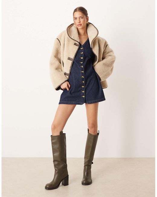 Robe courte en jean à col v et poche - brut ASOS en coloris Blue