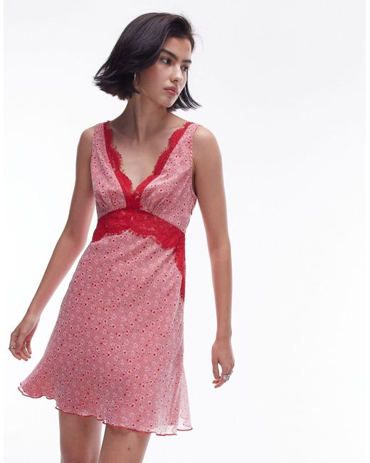 Vestido corto con vuelo, estampado floral y detalles TOPSHOP de color Pink