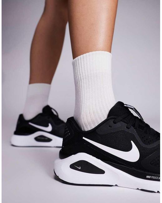 Nike Structure 26 in het Metallic