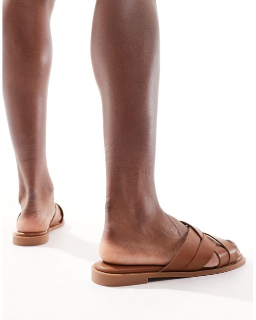 Sandali bassi color cuoio con fascette incrociate di New Look in Brown