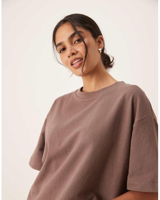 T-Shirt Oversize di ASOS in Brown