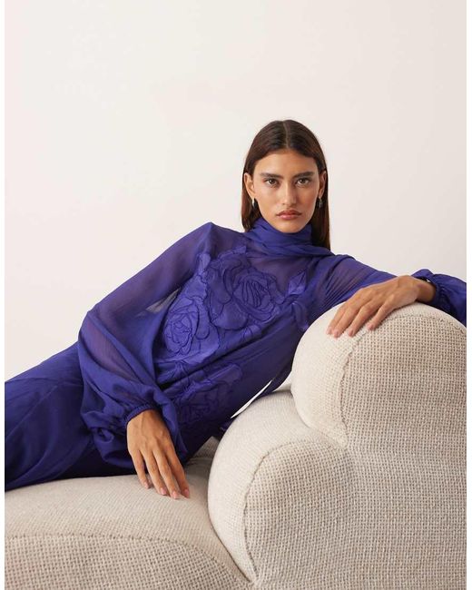 Vestito Lungo A Trapezio Cobalto Allacciato Al Collo Con Applicazione Floreale E Maniche A Campana di ARRANGE in Blue